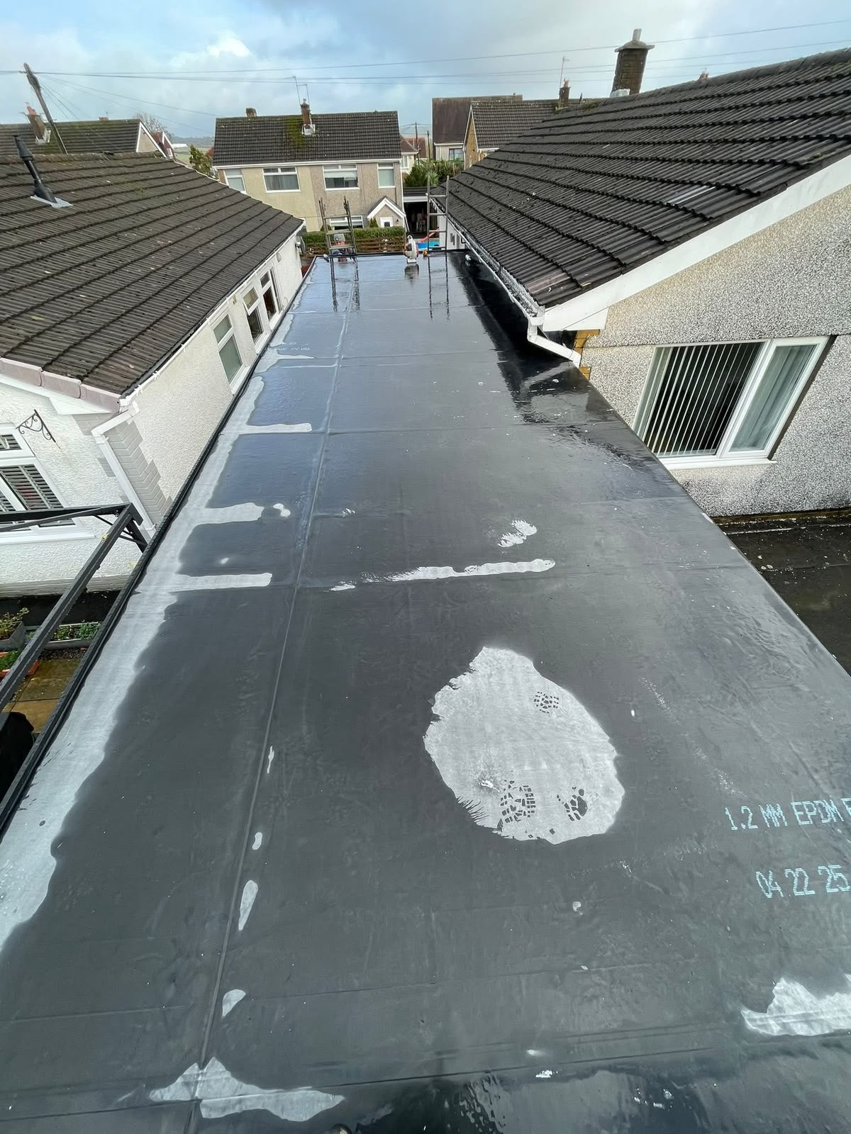 Flat roof installation Glasgow: finished black rubber flat roof membrane